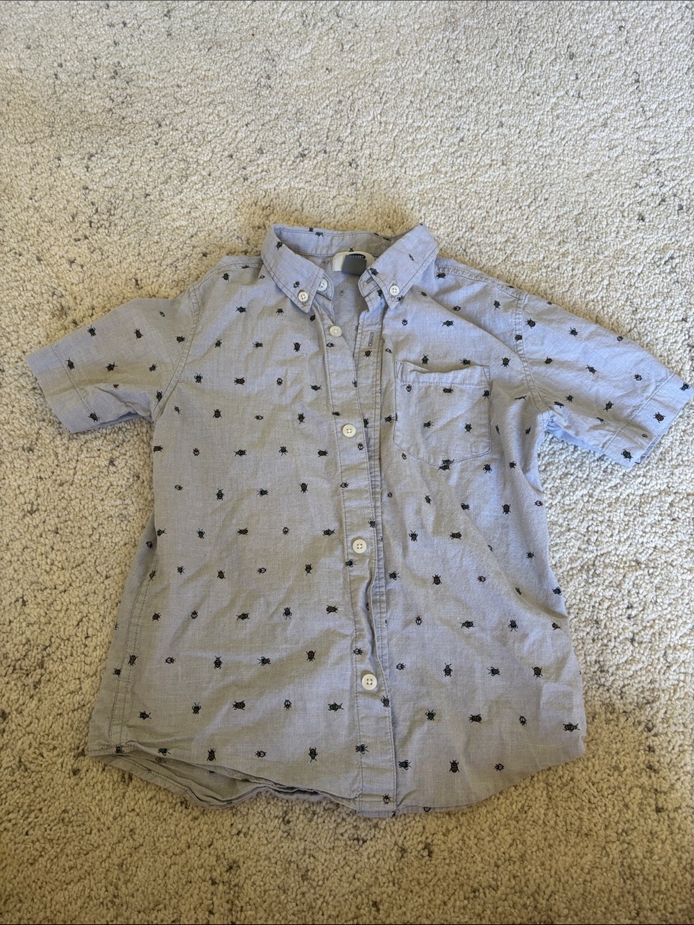 Boys Size 6-7 Old Navy Short Sleeve Button Down Shirt With Grey Bugs Print